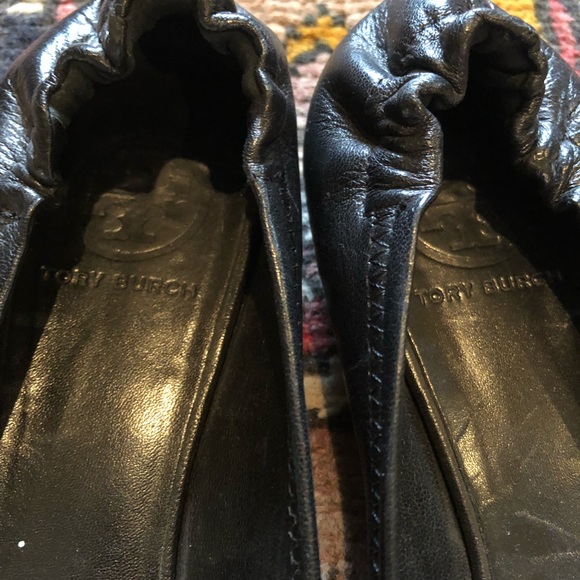 Black Tory Burch ballet flats with gold emblem - Picture 4 of 6